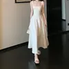 Falda larga estilo francés de 2026 que ciñe la cintura con un bajo amplio, vestido de compromiso para registro, elegante vestido blanco de tirantes para mujer
