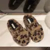 Coleção de inverno 2026: Chinelos peludos simples e versáteis para mulheres, projetados para uso externo, com forro de fleece adicional para aquecimento e design slip-on de sola plana