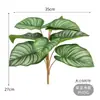 Plantas verdes artificiales, follaje colorido y muros de plantas ornamentales para paisajismo. Macetas y jardineras de exterior para decoración, con hojas artificiales de monstera para un paisaje verde