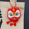 Muñeco de León de Peluche de Dibujos Animados Creativo para Año Nuevo con Borla y Colgante de Buen Significado Accesorios Decorativos DIY para Ropa y Bolsas