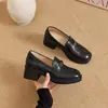 Mocassins slip-on versáteis casuais retrô, modelo outono 2026, estilo britânico com fivela de metal, sapatos de couro confortáveis que aumentam a altura