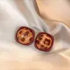 Brincos Geométricos Doudoustore Cor de Caramelo Castanha Maillard com Atmosfera Vintage