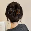 Color café con leche clip de pico de pato floral pasador grande para recogido en la nuca, accesorio de pelo de felpa nuevo de otoño e invierno 2026 para mujer