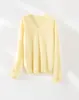 26 Novidades Outono/Inverno Roupas Femininas: Suéter de tricô solto com decote V, feito de mistura macia e fofa de caxemira e lã escovada, tipo nuvem