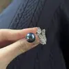 Anillo de Pluma de Perla Negra Elegante Tahitiana Diseño Abierto de Ins Moda de Gama Alta de Nicho Diamante de Alto Carbono Elegante