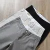 Pantalones largos casuales de negocios para hombre, de pierna recta, corte holgado, en color gris, hechos de algodón peinado, con tejido liso grueso y texturizado, y cintura media-alta, adecuados para otoño e invierno