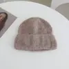 Gorro de Punto Simple con Etiqueta Metálica de Color Dopamina para Mujer Otoño e Invierno Nuevo Cálido Engrosado Gorro para el Frío Accesorio Adelgazante