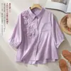 Camisa feminina de algodão e linho com gola, renda e enfeites florais tridimensionais, estilosa e elegante, mangas de três quartos, novo top artístico de verão