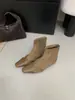 Botines de mujer estilo francés, nueva colección 2025, con patchwork de ante, tacón bajo, cremallera trasera y diseño de punta cuadrada, creando un look deslumbrante y elegante.