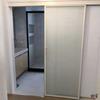 Puerta corrediza de aleación de aluminio para balcón, baño, lado estrecho, puerta corrediza con ventilador, riel colgante para puerta corrediza de vidrio para cocina