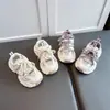 Zapatillas para niñas 2026 primavera y otoño estilo nuevo zapatos de papá para niños malla transpirable velcro suela suave estudiante zapatillas para correr