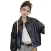 Chaqueta corta de cuero de alta gama con cuello mao, nueva colección otoño 2026 para mujer, corte holgado, efecto adelgazante, versátil y con estilo biker