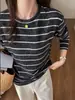 Camiseta base listrada color block outono e inverno cuidadosamente selecionada para mulheres, estilo coreano, solta e casual, gola redonda, manga longa, top estiloso