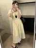 Vestido Tencel MMC DITION con escote cuadrado, mangas abullonadas y un diseño que ciñe la cintura, elegante vestido largo
