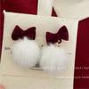 Pendientes de peluche con lazo de terciopelo rojo para mujer, pendientes de bola de pelo con atmósfera de Año Nuevo, pendientes de otoño e invierno de alta calidad que combinan con todo.