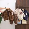 Conjunto de Inverno Espesso para Meninos Novo Modelo 2027 Roupas de Inverno Espessas para Crianças Jaqueta de Algodão Colete Conjunto Quente de Três Peças Moderno para Bebês
