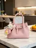 Bolsa pequena elegante e atraente estilo coreano para mulheres, novo modelo 2026, bolsa tiracolo com padrão trançado, bolsa de mão requintada, bolsa tipo balde com necessaire combinando