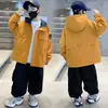Ropa para Niños de Comercio Exterior Estilo Primavera y Otoño 2026 Nuevas Llegadas de Otoño Chaqueta Cortavientos con Capucha para Niños Medianos y Grandes Chaqueta Abrigo de Trabajo Moderna
