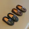 Zapatos de piel para niño 2026 primavera y otoño nuevos estilo británico vintage versátiles mocasines para niña de moda zapatos para bebé de suela blanda