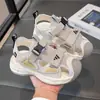 Zapatos de playa deportivos 2026 con velcro, sandalias de verano para niños de malla transpirable antideslizantes, suela suave, punta cerrada, modelo nuevo para niños