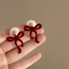 Pendientes vintage de lazo de terciopelo rojo estilo Hong Kong. Elegantes pendientes de alta gama para otoño e invierno. Nuevos pendientes de nicho 2024.