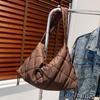 2026 Nova Bolsa Grande Tendência Versátil de Verão para Mulheres Bolsa de Ombro Acolchoada de Nicho Grande Capacidade Bolsa de Ombro Retrô