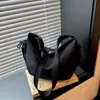 Bolsa de ombro estilo dumpling transfronteiriça, bolsa crossbody esportiva de grande capacidade, nova bolsa de lona leve versátil para trabalho, esporte e uso casual ao ar livre