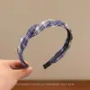 Tiara de Cabelo Trançada em Forma de Coração com Estampa Xadrez Azul Estilo College para Mulheres, Antiderrapante com Dentes, Tiara de Coroa Alta, Acessório de Cabelo Versátil que Não Puxa o Cabelo