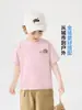 Camiseta de Algodão Fresca de Manga Curta para Meninos Europeus - Lançamento 2026 Roupas Infantis Verão Blusa Fina de Meia Manga para Crianças e Bebês