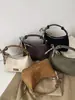 Bolsa de mão fosca retrô, uma escolha sofisticada e estilosa para o outono/inverno de 2026, perfeita para o dia a dia e versátil para diversas ocasiões, uma bolsa de ombro ou transversal de alta qualidade que pode ser carregada sob o braço
