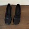 Novos mocassins quadrados minimalistas da moda 2027 para mulheres, adequados para o trajeto diário, com salto oculto, estilo slip-on e um design de corte profundo