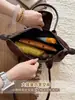 Bolso de hombro tipo baguette de gamuza patchwork, ligero y lujoso, estilo retro para mujer, nueva colección de otoño 2026, que irradia un ambiente sofisticado y elegante, perfecto para ir al trabajo