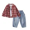 Conjunto Fashion Novo de Manga Longa para Meninos 2026 Novo Estiloso Conjunto de Três Peças com Camisa Xadrez de Manga Longa para Primavera