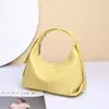Bolsa Transversal de Couro Bovino de Primeira Camada Estilo Novo com Toque de Luxo, Adequada para o Dia a Dia, Bolsa de Ombro/Axila Feminina de Couro Genuíno, Bolsa Hobo Meia-Lua