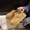 Sapatos femininos de inverno estilosos, peludos, cor marrom retrô 2026, forrados com fleece, com sola grossa, novo estilo quente para uso ao ar livre