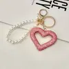 Llavero de Corazón Hueco con Pedrería Creativo Hecho a Mano Estilo Ins Versátil Colgante de Bolsa con Perlas en Forma de Corazón Regalo