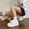 Sapatos Brancos de Solado Grosso Estilo Coreano Novo Primavera 2025 Femininos Tendência Ins Nicho Versátil Respirável Estudante Esportivos Tênis de Board