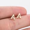 Aretes de acero inoxidable para mujer, estilo europeo y americano, simples, con 26 letras inglesas, versátiles, mini, de moda, venta al por mayor