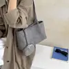 Bolsa tote de camurça vintage para mulheres, nova moda outono e inverno de 2026, simples e versátil, adequada para o dia a dia, bolsa de ombro e de braço