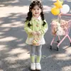 Conjunto de dos piezas de imitación para niñas estilo coreano con gorro de leche color lima, nuevo atuendo de moda para primavera y otoño 2026 para niñas pequeñas