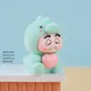 Novo Dinossauro Coração Abraçando Série Shin-chan Ornamento Criativo Pequeno para Computador Fofo Grão Tendência Figura de Brincar Ornamento de Mesa de Escritório