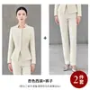 Traje azul de otoño para mujer con un elegante cuello mao, atuendo profesional para joyerías de alta gama, hoteles y gerentes de recepción.