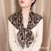 Pañuelo cuadrado de 90 cm con estampado de leopardo estilo retro americano de chica hot, pañuelo de seda bali ligero de alta gama, pañuelo estilo y2k milenio de deseo puro
