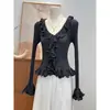 Puro y seductor, este top de punto de manga larga para mujer presenta un nuevo diseño de otoño/invierno con ribete de volantes, un escote en V, un corte ajustado y un favorecedor largo corto.