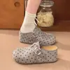 Zapatos planos Muller de un paso para mujer ropa de exterior 2026 nuevo otoño suela gruesa aumento de altura interior zapatos Birkenstock lunares punta cerrada medias pantuflas