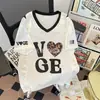 Camisetas de Manga Curta Bordadas com Renda em Retalhos da Moda para Homens e Mulheres Soltas de Secagem Rápida em Malha Respirável com Decote V Tops para Treinamento Esportivo