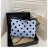 Bolsa Tote de Lona Grande Capacidade Estilo Delicado de Nicho com Bolinhas Transversal de Mão para Estudante e Trajeto Única Alça Alta Aparência
