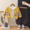 Conjunto de Ropa de Otoño para Niños 2026 Nuevo Conjunto de Tres Piezas con Sudadera y Chaqueta de Manga Larga para Primavera y Otoño Ropa Elegante para Bebés
