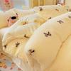 Novedad 2025 Estilo Pequeño Fresco Agradable a la Piel y Cómodo Set de Cuatro Piezas Estampado de Piel de Conejo para Hogar Dormitorio Cama Sábanas de Cama y Funda de Edredón Set de Tres Piezas
