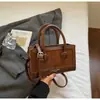 Bolso tipo baguette elegante de diseño de nicho para mujer 2025 Nuevo modelo de invierno Bolso de hombro cruzado diario de retazos de lujo ligero